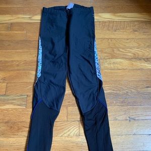 Black leggings with small leopard stripe and mesh